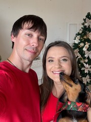 casal juntos celebrando o  natal 