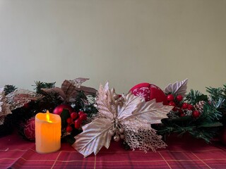 decoração de natal vermelha com vela em mesa posta 