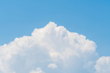 青空に浮かぶ白い雲