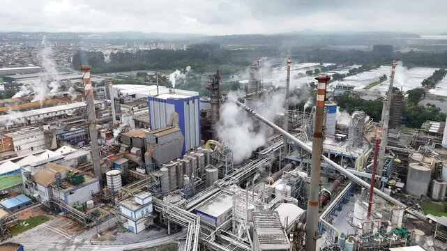 Chamin&eacute;s e equipamentos soltando vapores e poluentes em uma ind&uacute;stria de papel e celulose em suzano, s&atilde;o paulo, brasil