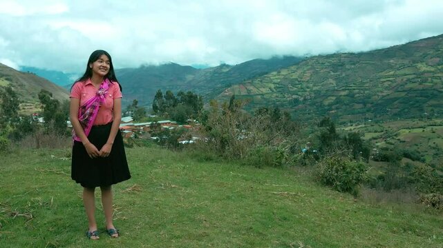 una campesina atractiva con ropa t&iacute;pica caminando en un sendero pueblos en los Andes peruanos. Mujer estilo de vida. Quechua. Andes. aire libre