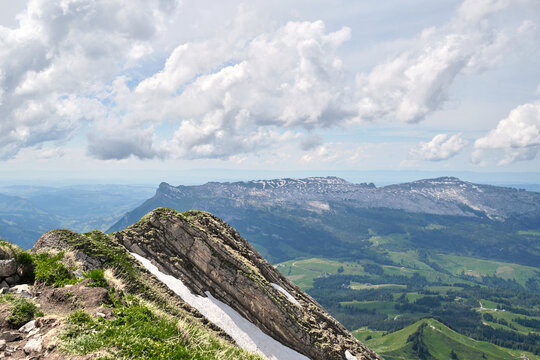Panoramic view of majestic mountains in Switzerland, featuring rocky terrains and lush green valleys near Brienz. Ideal for nature lovers and hiking enthusiasts.