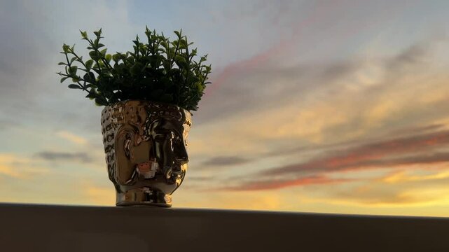 buda dourado no p&ocirc;r do sol 