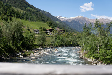 Radbrücke auf den Radweg in Passeiertal mit Blick auf die Passer. Südtirol, Italien.