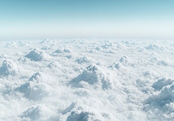 Fototapeta premium 青空の下、厚い雲に覆われた山のような雲海が広がる瞬間