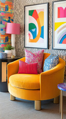 Farbenfrohes Wohnzimmer im Maximalist-Stil mit bunten Möbeln und abstrakten Kunstwerken