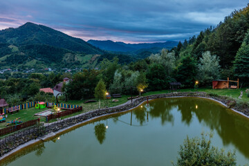 Fototapeta premium A beautiful lake surrounded by trees and mountains