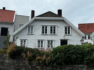 Strassenansicht weißes Haus in der Altstadt von Stavanger, Norwegen