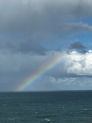 halber Regenbogen auf dem offenen Meer