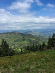 Naklejka premium Lush mountain scenery with clouds
