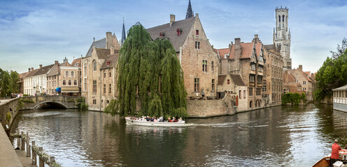 Fototapeta premium Panorama des canaux à Bruges et monuments anciens