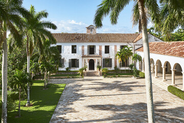 Obraz premium historic colonial mansion with terra cotta roof tiles, courtyard