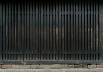 Obraz premium 漆黒の格子が特徴的な伝統的な建物の外観と静かな通りの様子