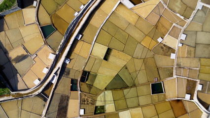 Obraz premium ista aérea única das Salinas de Rio Maior, em Portugal, situadas num cenário natural pitoresco. Estas salinas centenárias apresentam piscinas geométricas preenchidas com água salgada cintilante