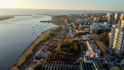 Vista capturando a deslumbrante paisagem do Porto e de Matosinhos, onde o Rio Douro encontra o...
