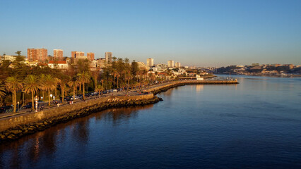 Fototapeta premium Vista capturando a deslumbrante paisagem do Porto e de Matosinhos, onde o Rio Douro encontra o Oceano Atlântico. A cena apresenta as areias douradas da praia de Matosinhos, 
