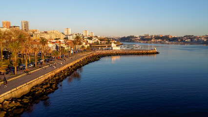 Obraz premium Vista capturando a deslumbrante paisagem do Porto e de Matosinhos, onde o Rio Douro encontra o Oceano Atlântico. A cena apresenta as areias douradas da praia de Matosinhos, 
