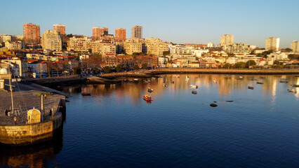 Obraz premium Vista capturando a deslumbrante paisagem do Porto e de Matosinhos, onde o Rio Douro encontra o Oceano Atlântico. A cena apresenta as areias douradas da praia de Matosinhos, 