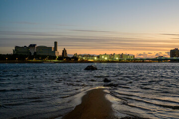 屋市のマンションがシルエットに沈む海辺の光景。西宮市香櫨園浜で撮影
