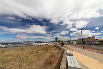 Costanera de Punta Arenas en un día de sol con nubes blancas en el cielo azul, Patagonia, Magallanes, Chile
