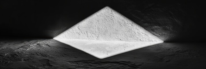 光と影が交差する空間での幾何学的な形状の探求