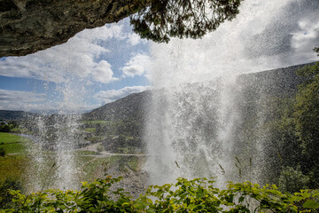 hinter dem steinsdalsfossen in norwegen