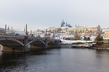 Obraz premium Snowy Prague Lesser Town with Prague Castle above River Vltava, Czech republic 