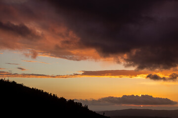 Obraz premium Sunset over the mountain valleys of Portugal