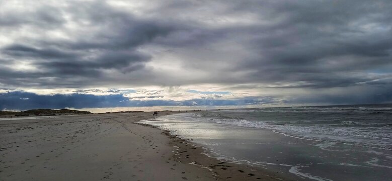 Strandszene mit Wolken am Himmel