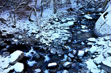 丹沢山地の札掛　雪化粧の渓流　札掛吊橋より藤熊川とタライゴヤ沢と布川
