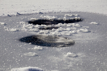 Eisloch im Winter in einem See