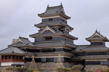 日本周遊　粉雪舞い散る松本城