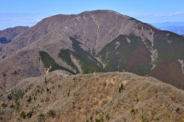 山梨百名山の大室山と丹沢主稜の縦走路　西丹沢の大笄より望む
