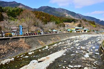 道志山塊の菜畑山と道の駅どうしと道志川
