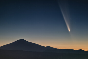 鳥海山と彗星 © takosuke9998