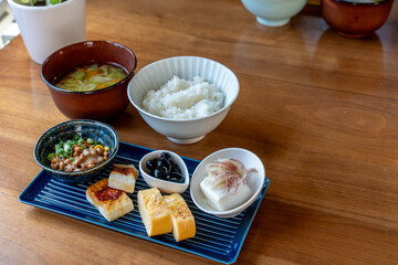 朝の健康的な食卓