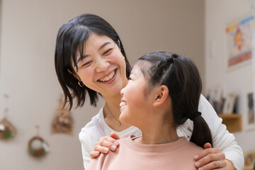 娘を褒める母親　見つめ合う仲良しの笑顔のクローズアップ