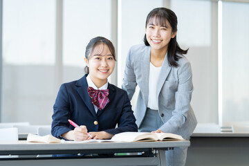 塾で勉強する女子高生　撮影協力：学校法人電波学園　東京電子専門学校
