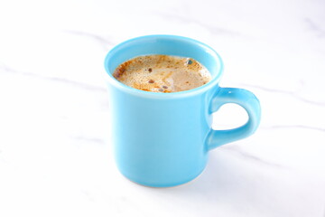 朝のひとときにぴったりのカフェ・ラテは、ミルクをたっぷり入れたコーヒー
