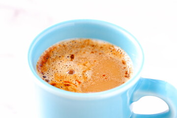 朝のひとときにぴったりのカフェ・ラテは、ミルクをたっぷり入れたコーヒー
