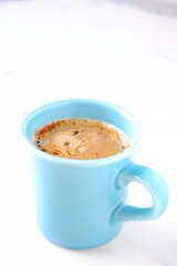 朝のひとときにぴったりのカフェ・ラテは、ミルクをたっぷり入れたコーヒー
