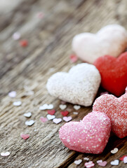 Obraz premium Pastel Colored Sugar Hearts on Rustic Wood for Romantic Occasion Decor : Generative AI