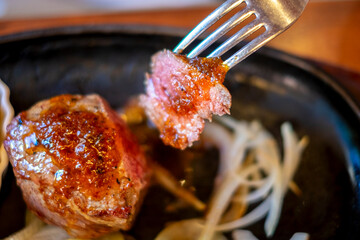 ステーキを切る