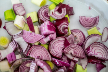 切った赤玉ねぎとポロネギ