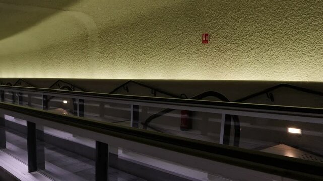 An escalator that makes it convenient for people to move around.사람들의 이동을 편리하게 해주는 에스컬레이터입니다.