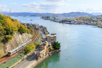 広島県・尾道大橋の橋上から松永湾と向島を望む