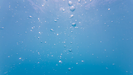 Turquoise surface of Lake Verdon: air bubbles, play of light and shadow, mesmerizing landscape