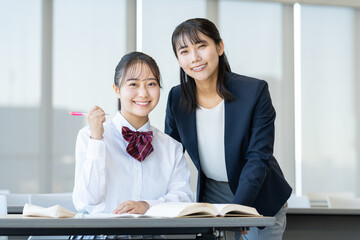 学習塾の先生と生徒　撮影協力：学校法人電波学園　東京電子専門学校
