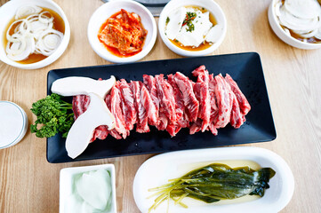 식탁 위에 소고기 항정살을 굽기 위에 놓여 있는 모습