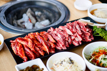 식탁 위에 소고기 항정살을 굽기 위에 놓여 있는 모습